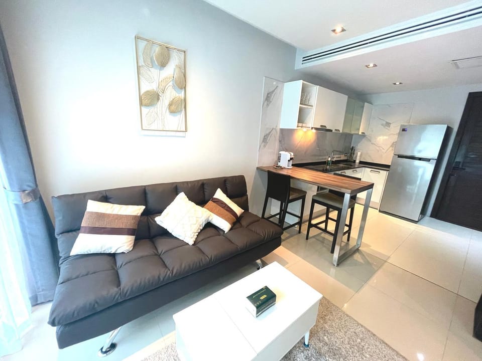 EMERALD TERRACE CONDO 52-FAMILY 1 Bedroom POOL VIEW Apartment in Patong