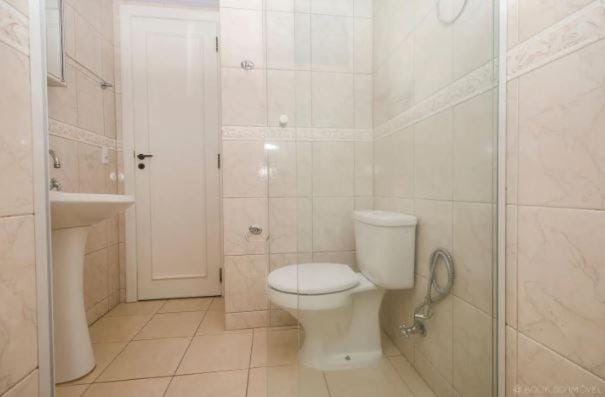 Apartamento no Centro de Bombinhas Prédio na avenida Principal - ao lado de comércio em geral Apartment in Bombinhas