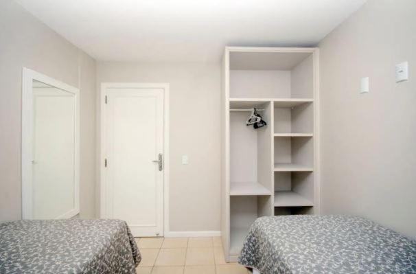 Apartamento no Centro de Bombinhas Prédio na avenida Principal - ao lado de comércio em geral Apartment in Bombinhas