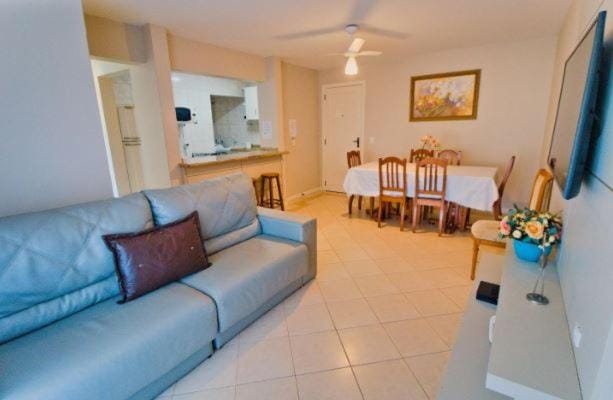 Apartamento no Centro de Bombinhas Prédio na avenida Principal - ao lado de comércio em geral Apartment in Bombinhas