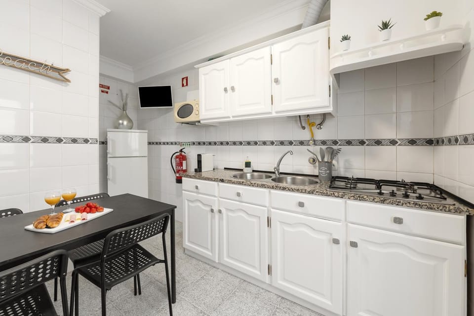 TV and multimedia, Kitchen or kitchenette, Dining area, microwave, stove