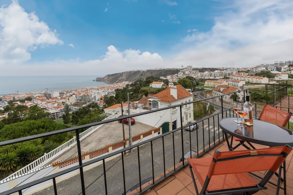 Natural landscape, View (from property/room), Balcony/Terrace, Dining area, City view, Sea view