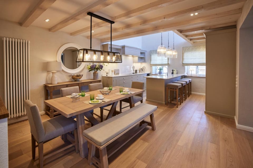 Kitchen or kitchenette, Dining area