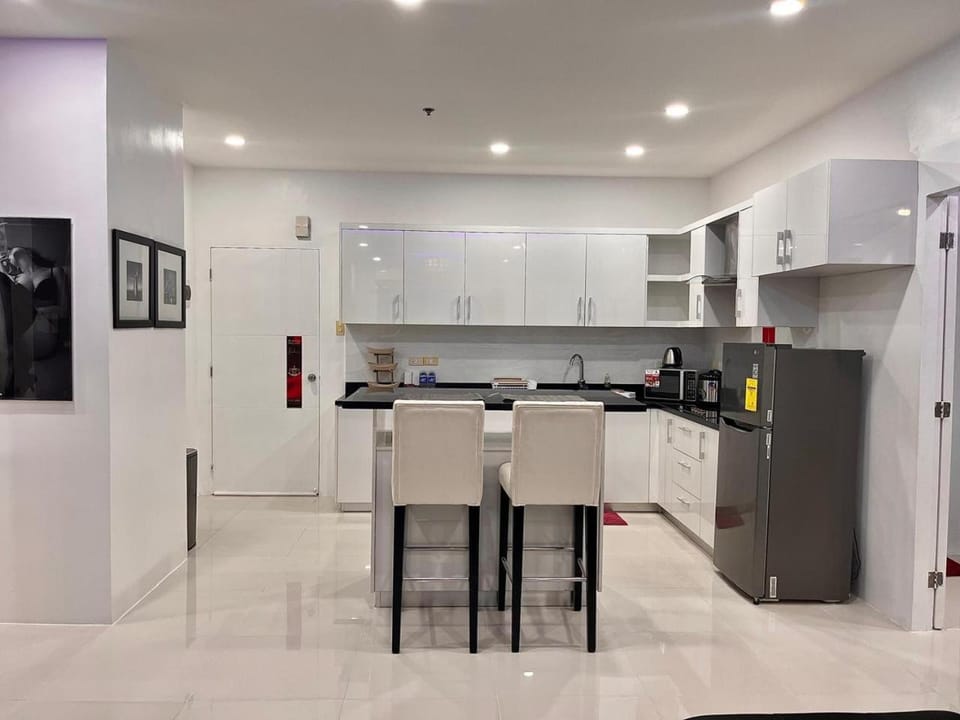 Sheryll Escapes - Kandi Palace Grand 2 BR! Housekeeping, Internet! Apartment in Angeles
