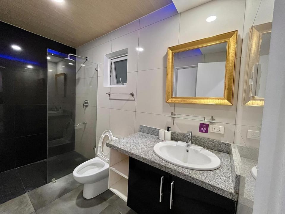 Sheryll Escapes - Kandi Palace Grand 2 BR! Housekeeping, Internet! Apartment in Angeles