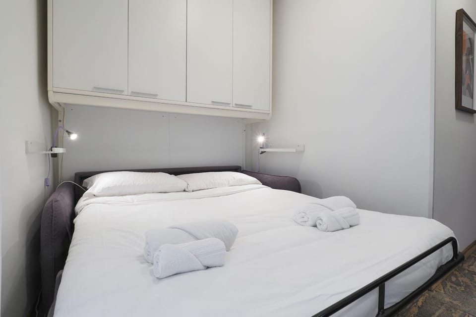 Bed, Bedroom, towels