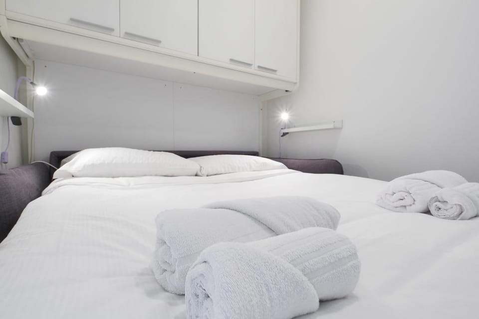 Bed, towels