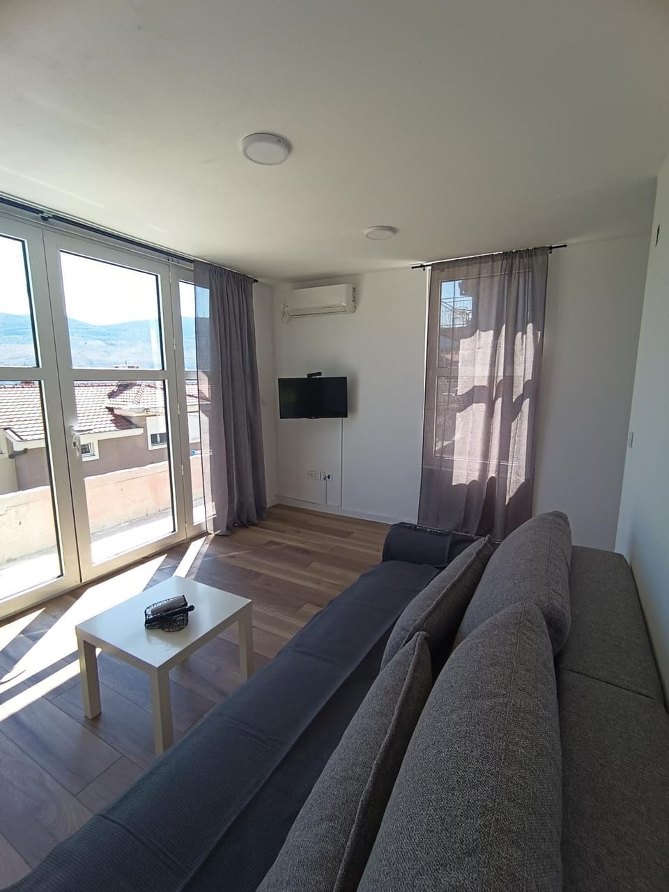 TV and multimedia, Living room, Seating area, air conditioner