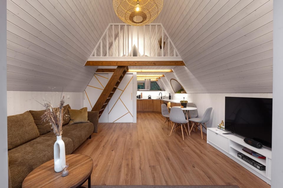 TV and multimedia, Living room, Seating area, Dining area