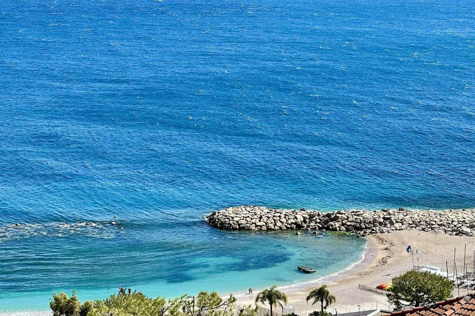 Sea-view Sunrise condo close beaches and Monaco Apartment in Cap-d'Ail