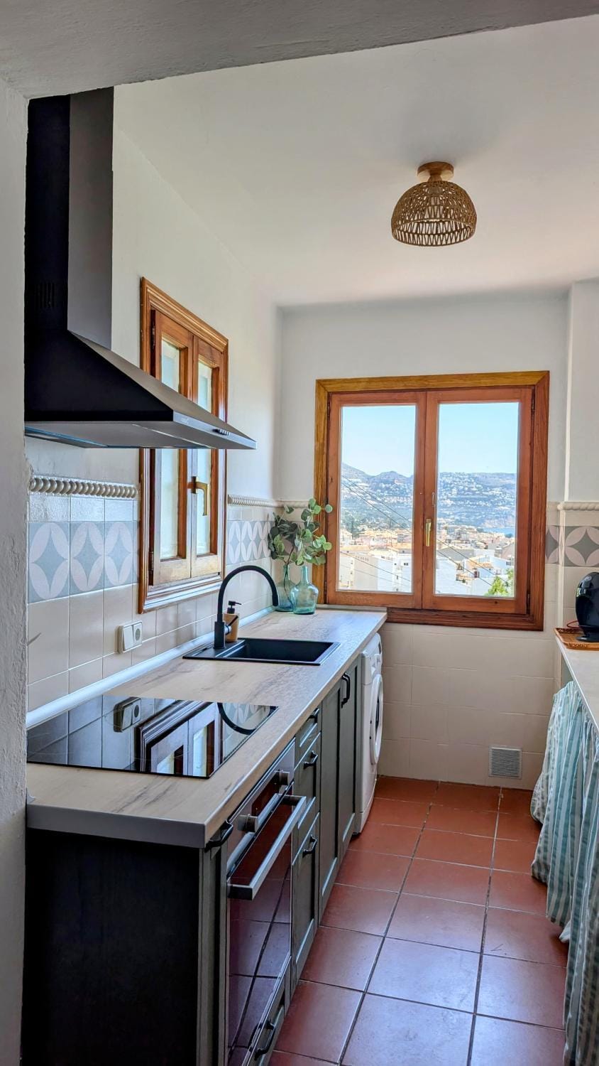 Coffee/tea facilities, Kitchen or kitchenette, Photo of the whole room, Mountain view, Sea view, microwave, oven, toaster, washing machine