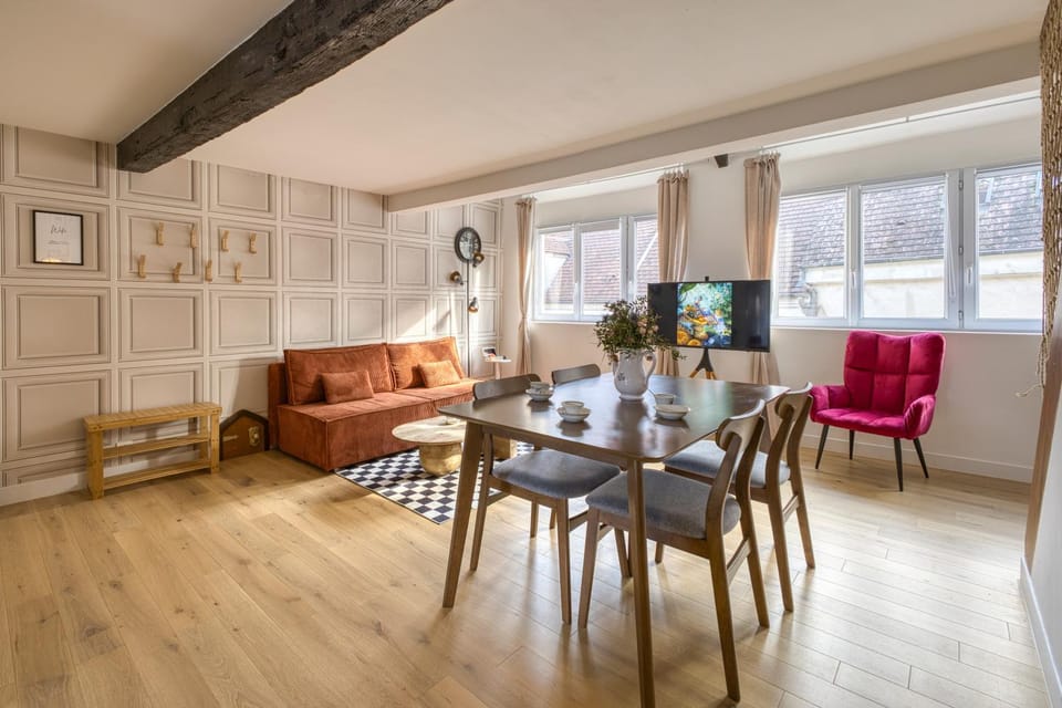 TV and multimedia, Living room, Seating area, Dining area