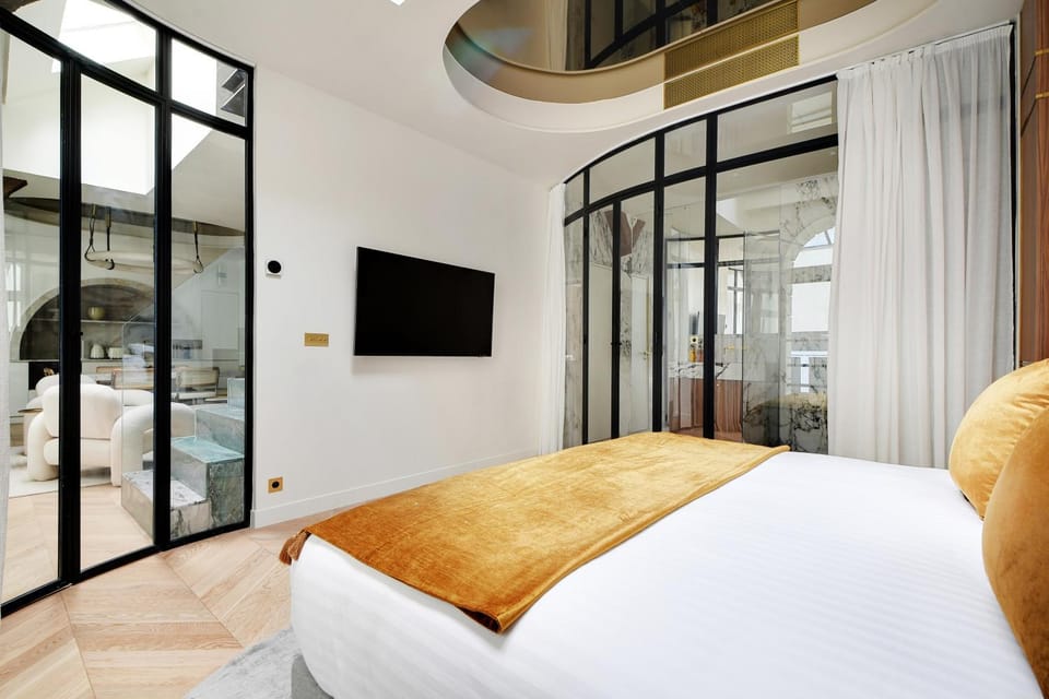 Bed, TV and multimedia, Photo of the whole room, Bedroom