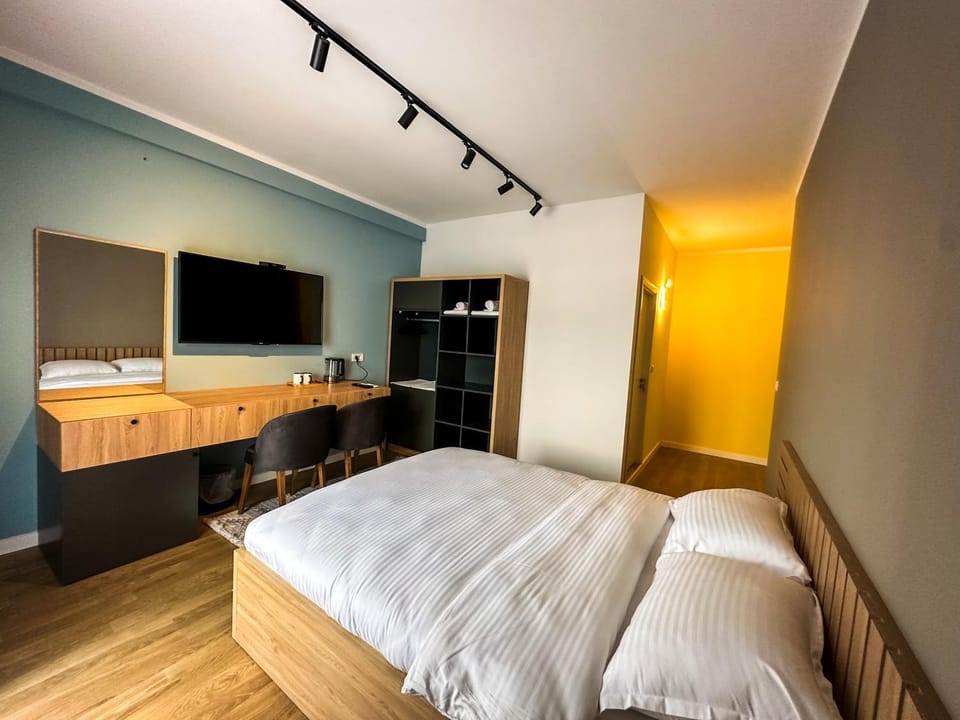 Bed, TV and multimedia, Bedroom