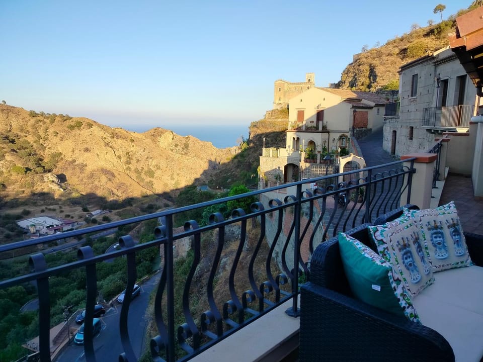 View (from property/room), Balcony/Terrace, Mountain view