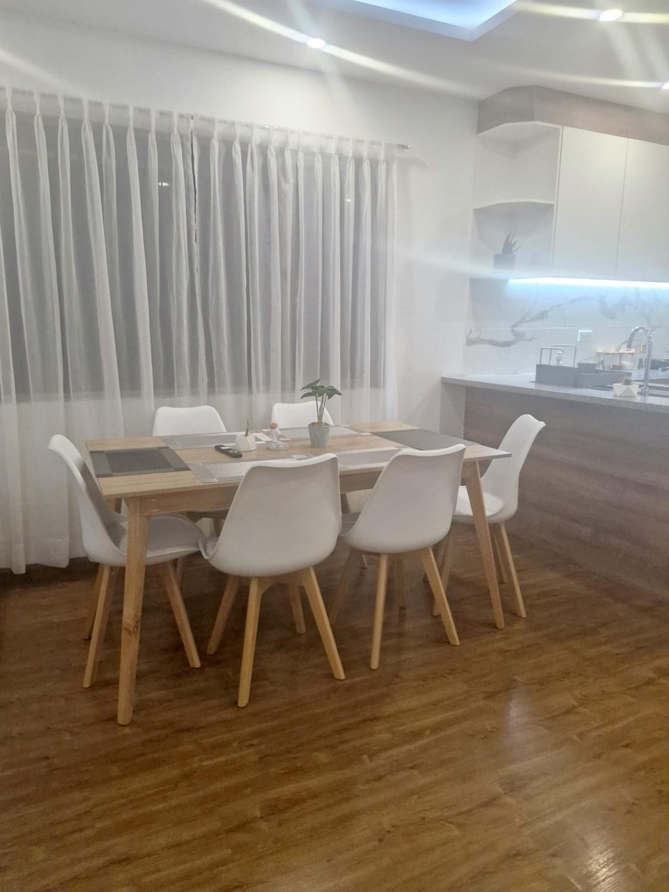 Kitchen or kitchenette, Dining area