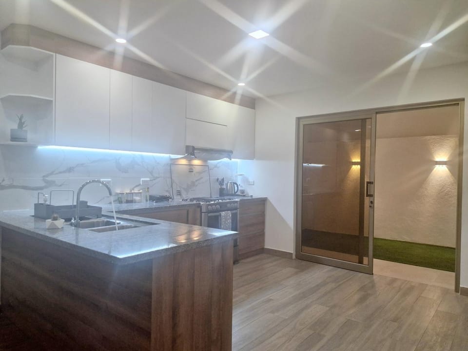 Coffee/tea facilities, Kitchen or kitchenette, oven