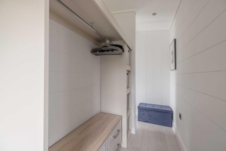 Luxury Lodge with Hot Tub in Windsor Marina - By Tempstay House in Windsor