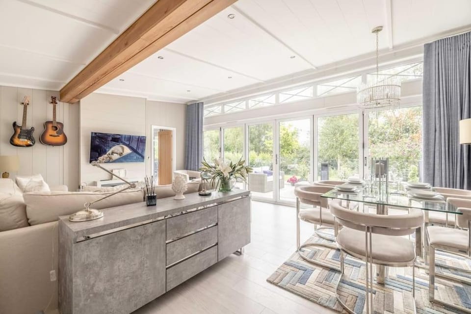 Luxury Lodge with Hot Tub in Windsor Marina - By Tempstay House in Windsor
