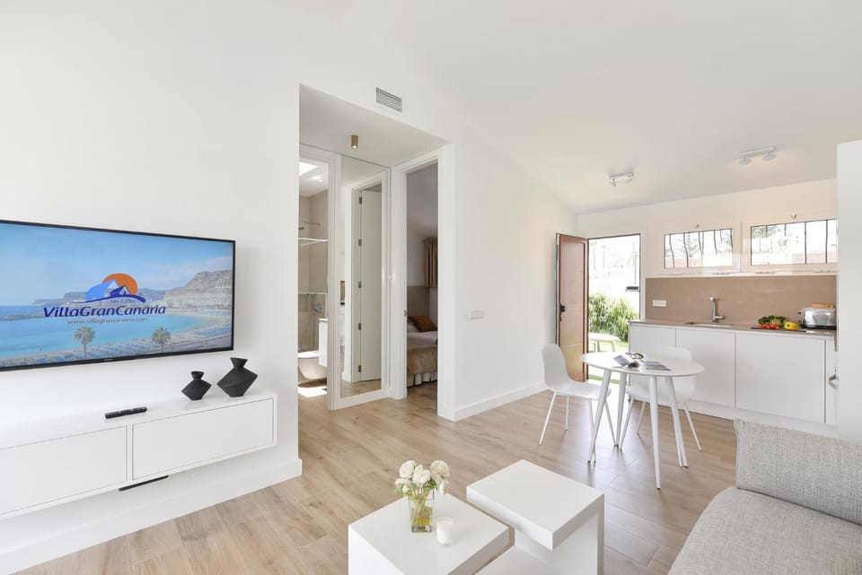 TV and multimedia, Kitchen or kitchenette, Living room, Seating area, Dining area