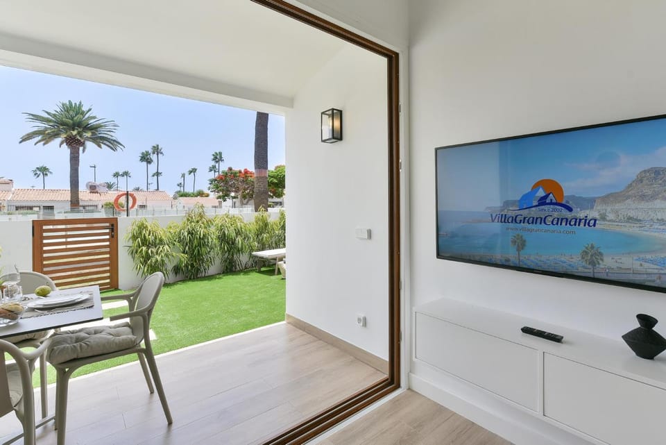 Patio, Communal lounge/ TV room, Day, TV and multimedia, View (from property/room), Balcony/Terrace, Dining area