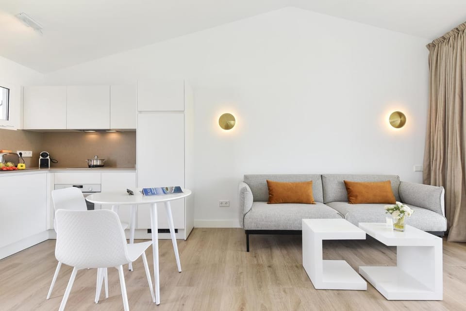 Kitchen or kitchenette, Living room, Seating area, Dining area