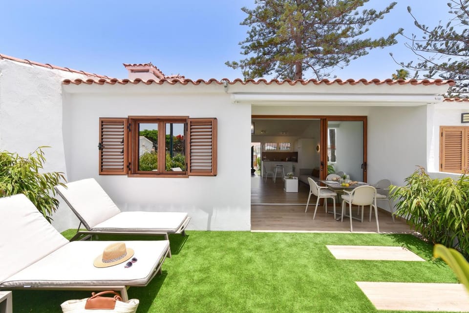 Property building, Patio, Spring, Day, Garden, View (from property/room), Balcony/Terrace, Living room, Seating area, Dining area, Garden view, sunbed