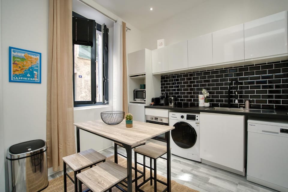 Kitchen or kitchenette, Dining area, dishwasher, stove