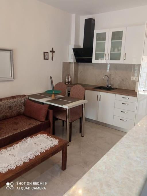 Kitchen or kitchenette, Living room, Seating area, Dining area, oven, stove