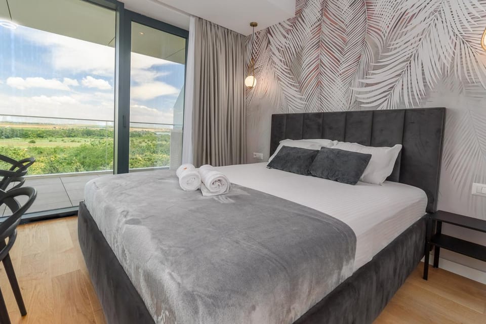 Bed, Photo of the whole room, Bedroom, towels