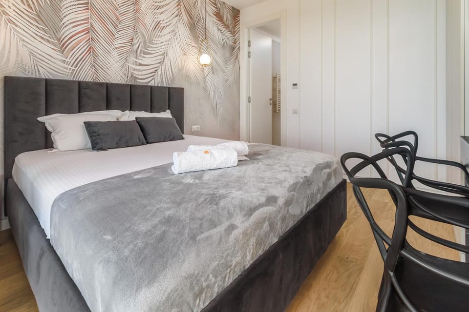 Bed, Photo of the whole room, Bedroom, towels