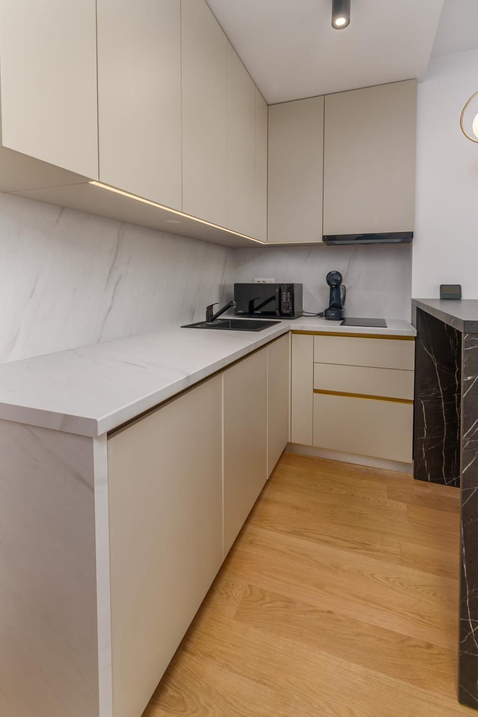 Coffee/tea facilities, Kitchen or kitchenette, microwave, stove