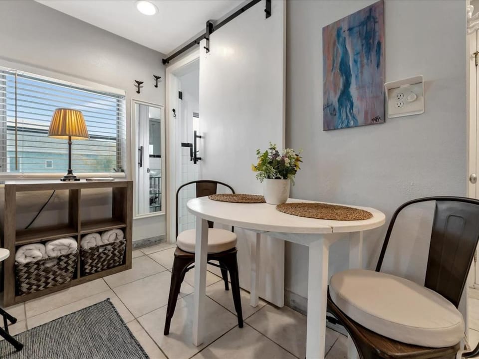 Quiet Corner Suite Heated Pool & 2 mins 2 beach Apartment in Clearwater Beach