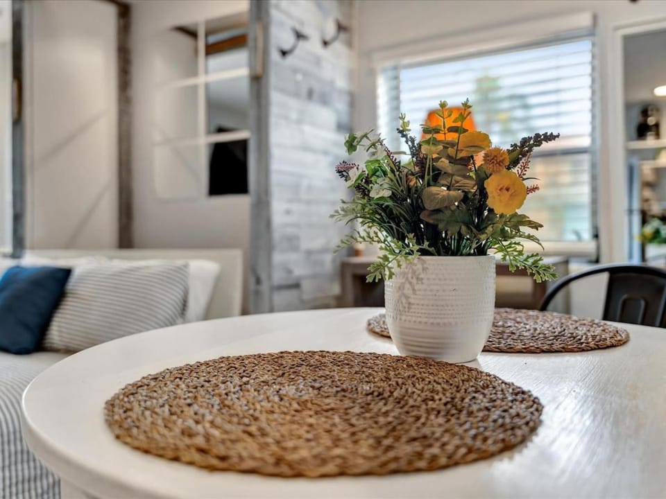 Quiet Corner Suite Heated Pool & 2 mins 2 beach Apartment in Clearwater Beach
