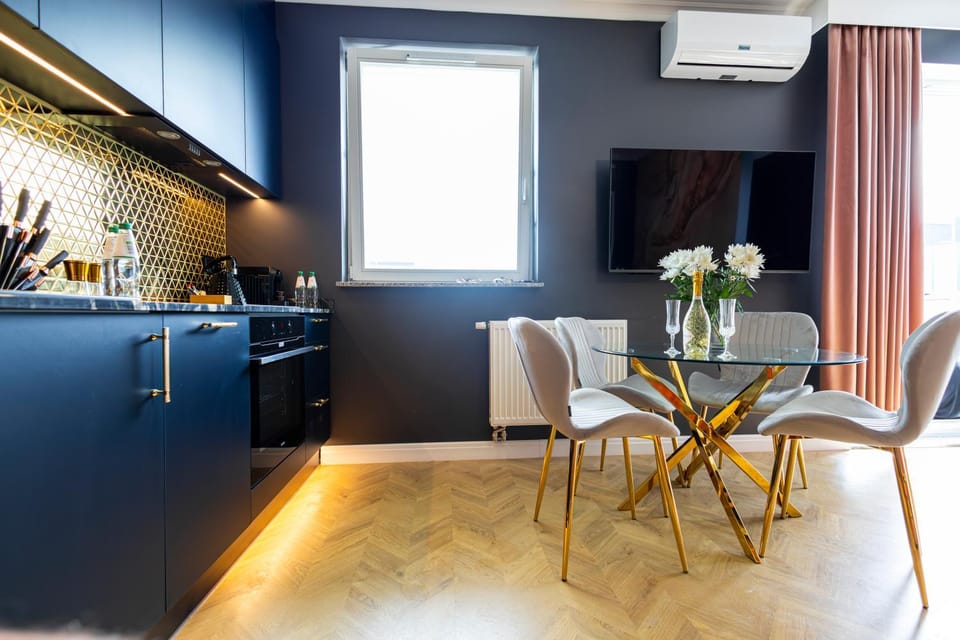 Kitchen or kitchenette, Living room, Seating area, Dining area, oven, pet friendly, stove, air conditioner