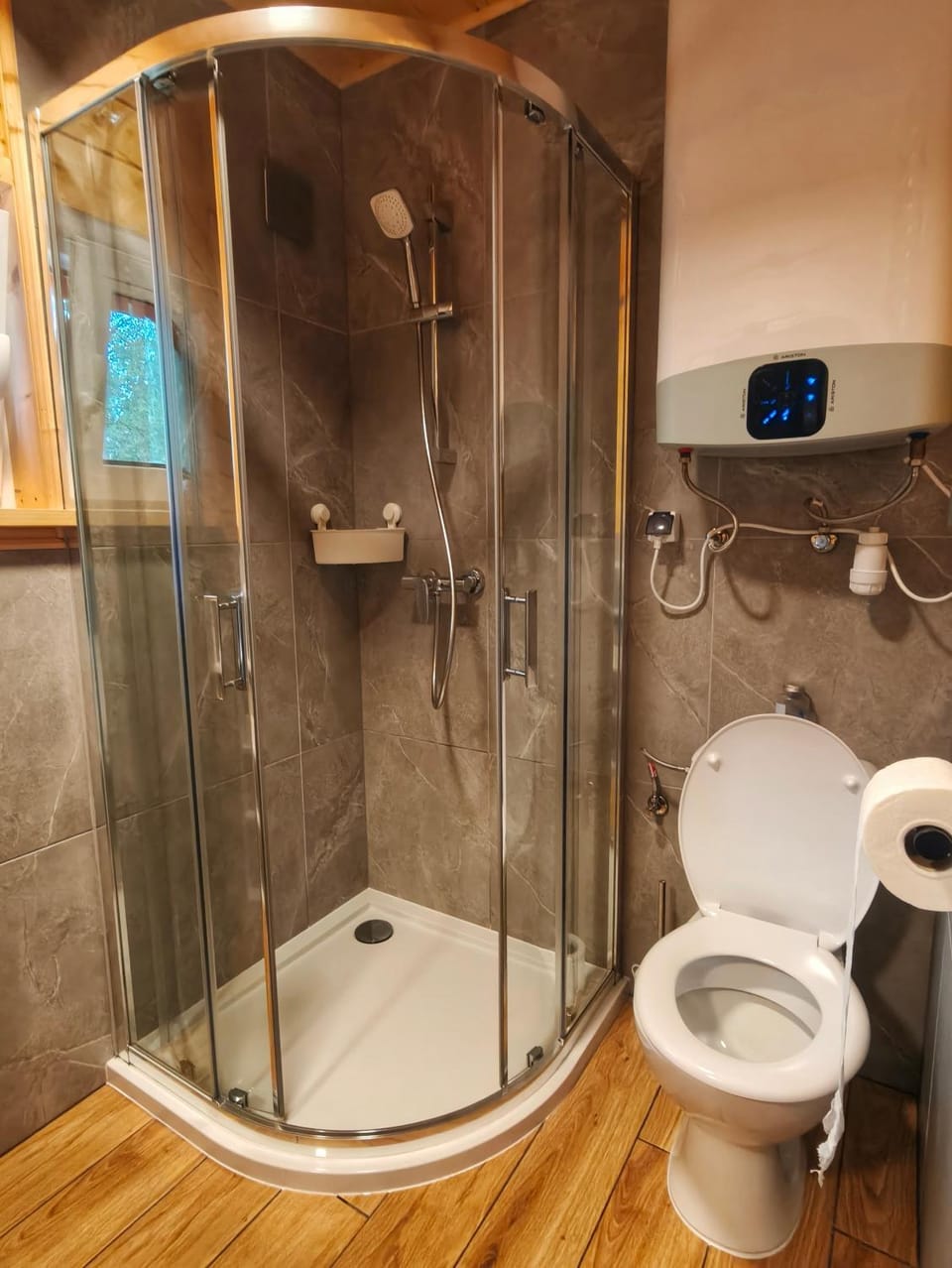 Shower, Toilet, towels