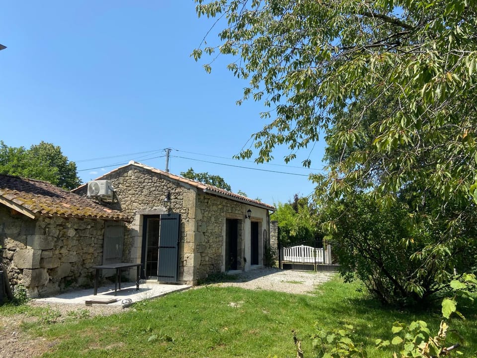 LODGE avec kitchinette terrasse et jardin privé clos Bed and Breakfast in Nouvelle-Aquitaine