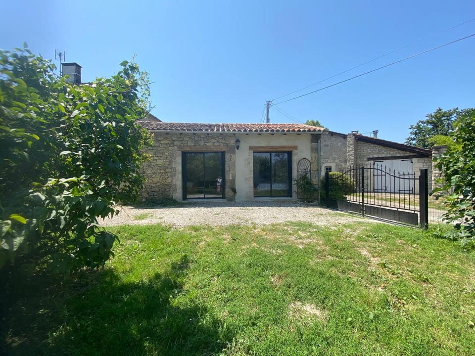 LODGE avec kitchinette terrasse et jardin privé clos Bed and Breakfast in Nouvelle-Aquitaine