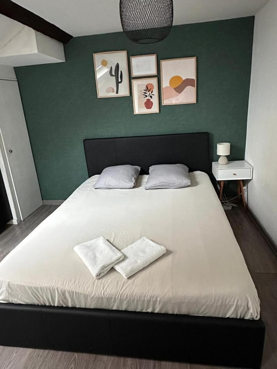 Bed, Photo of the whole room, Bedroom, towels