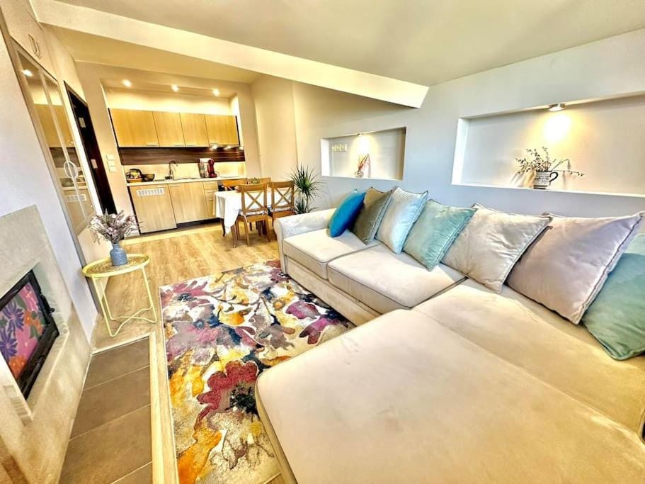 TV and multimedia, Kitchen or kitchenette, Living room, Seating area, Dining area