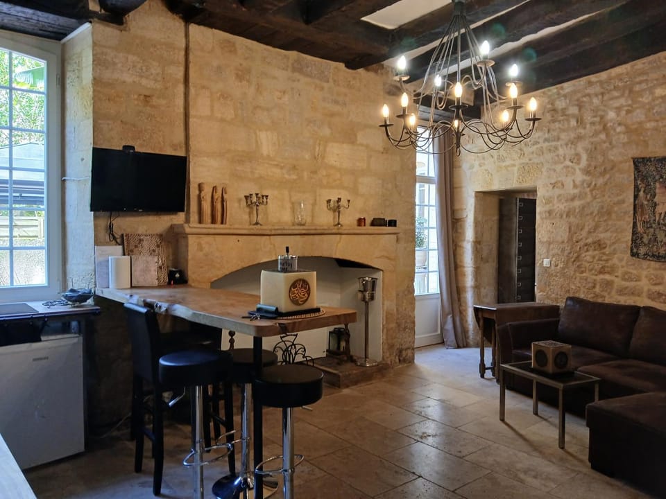 TV and multimedia, Kitchen or kitchenette, Living room, Dining area, flat iron