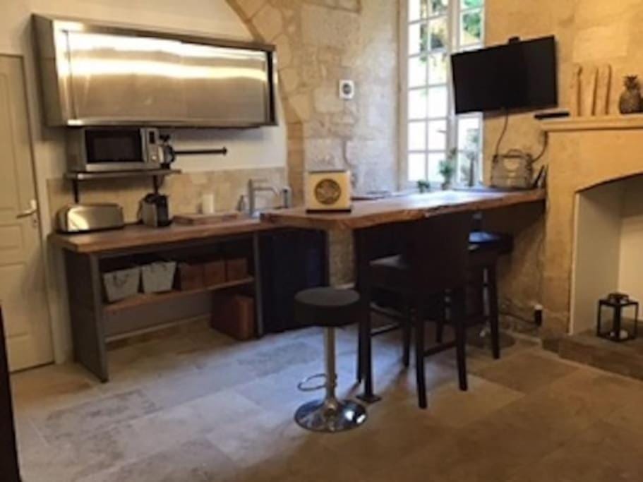 TV and multimedia, Coffee/tea facilities, Kitchen or kitchenette, Dining area, stove, toaster