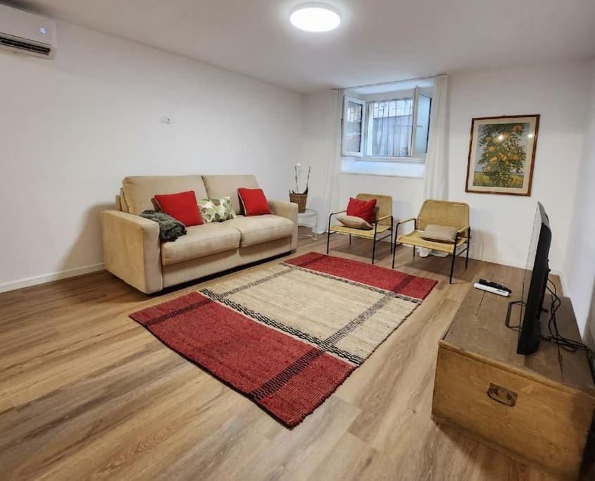 Communal lounge/ TV room, Living room, air conditioner
