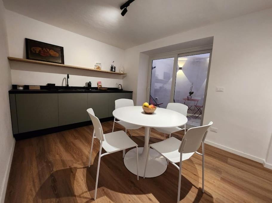 Kitchen or kitchenette, Dining area, minibar, stove