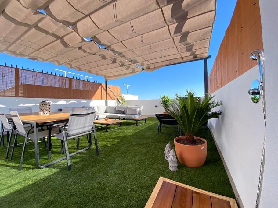 Shower, Patio, Day, View (from property/room), Balcony/Terrace, Dining area
