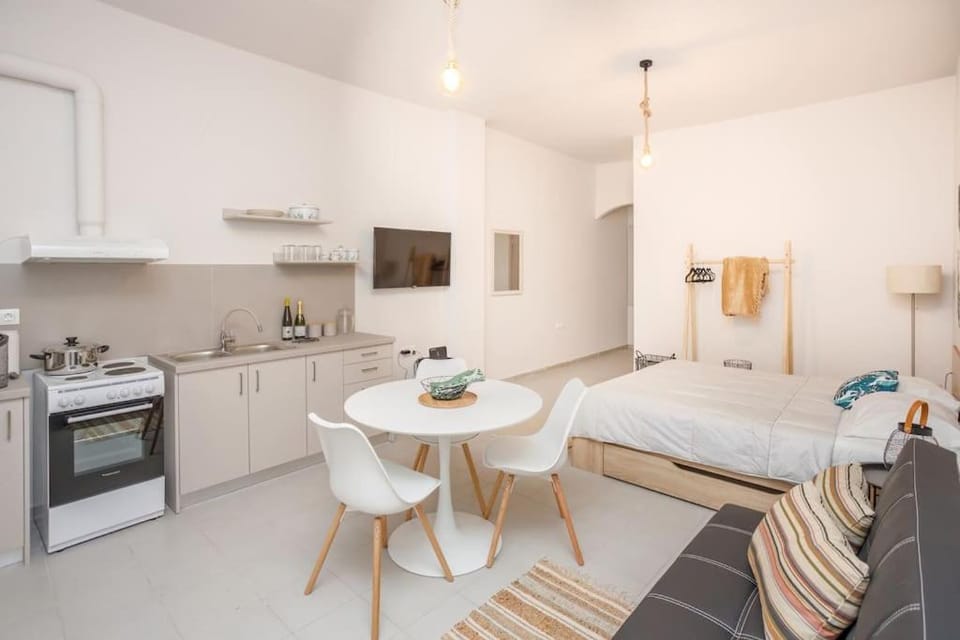 Bed, Kitchen or kitchenette, Seating area, Dining area, Bedroom, oven, stove