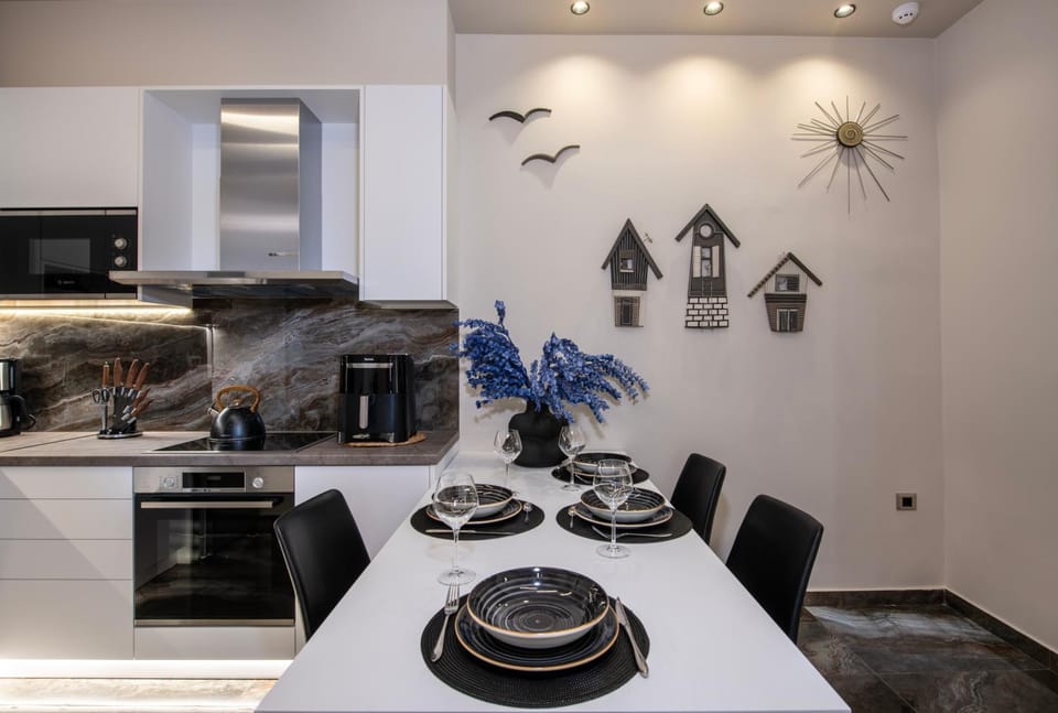 Kitchen or kitchenette, Dining area, stove, toaster