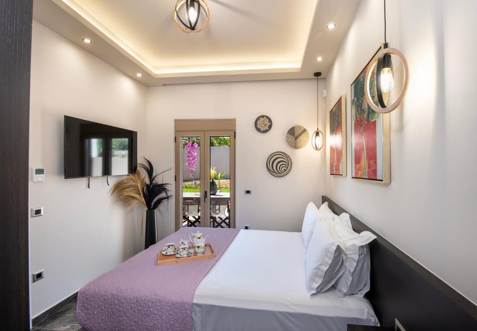 Bed, TV and multimedia, Photo of the whole room, Bedroom, towels