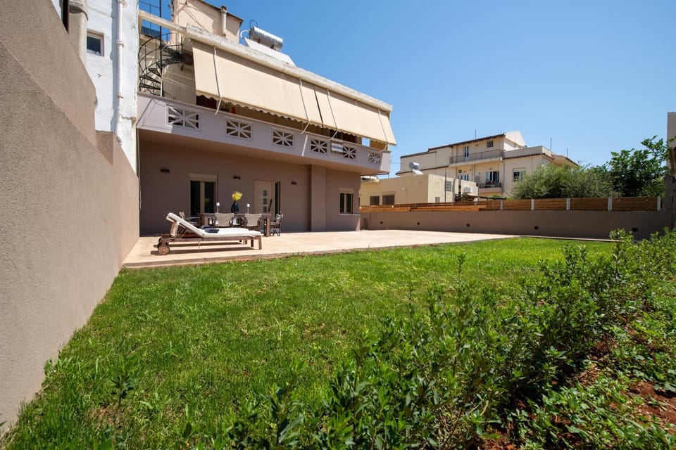 Property building, Patio, Spring, Day, Natural landscape, Garden, Garden, Balcony/Terrace, Garden view