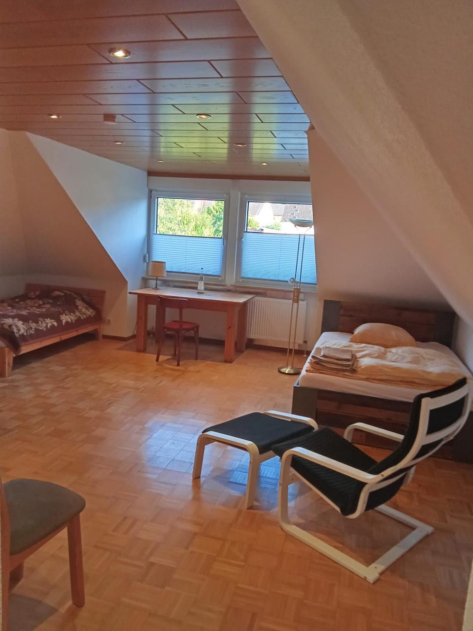 Bed, Photo of the whole room, Seating area, Bedroom